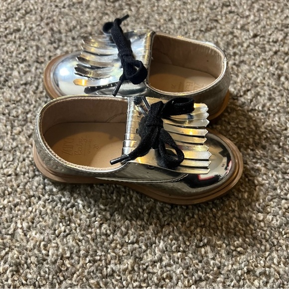 Zara Kids Girls Metallic Silver Patent Leather Oxford Lace Up Shoes Size 4.5 - Picture 2 of 5